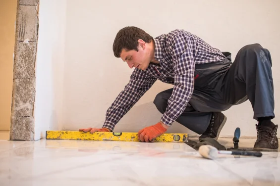 Floor installer ensuring that the floor is leveled